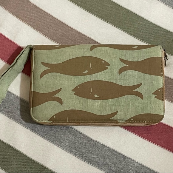 Wristlet clutch purse with fish pattern NWOT - Picture 3 of 15